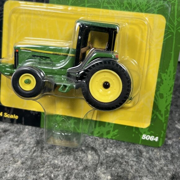 2000 1/64 John Deere 8200 Tractor 2WD - Picture 3 of 7
